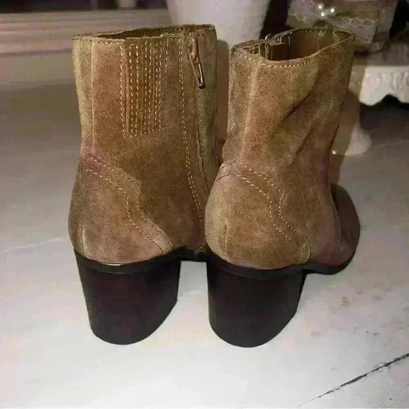 Isaac Mizrahi Light Brown Taupe Suede Western Bootie 6.5 Caelan New Ankle Boot - Picture 3 of 6
